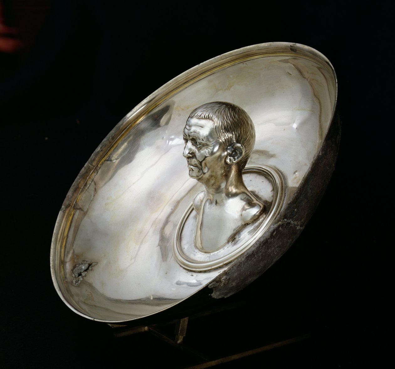 Boscoreale Treasure（silver）から男性の胸像が入った料理（側面図） 作： 小説