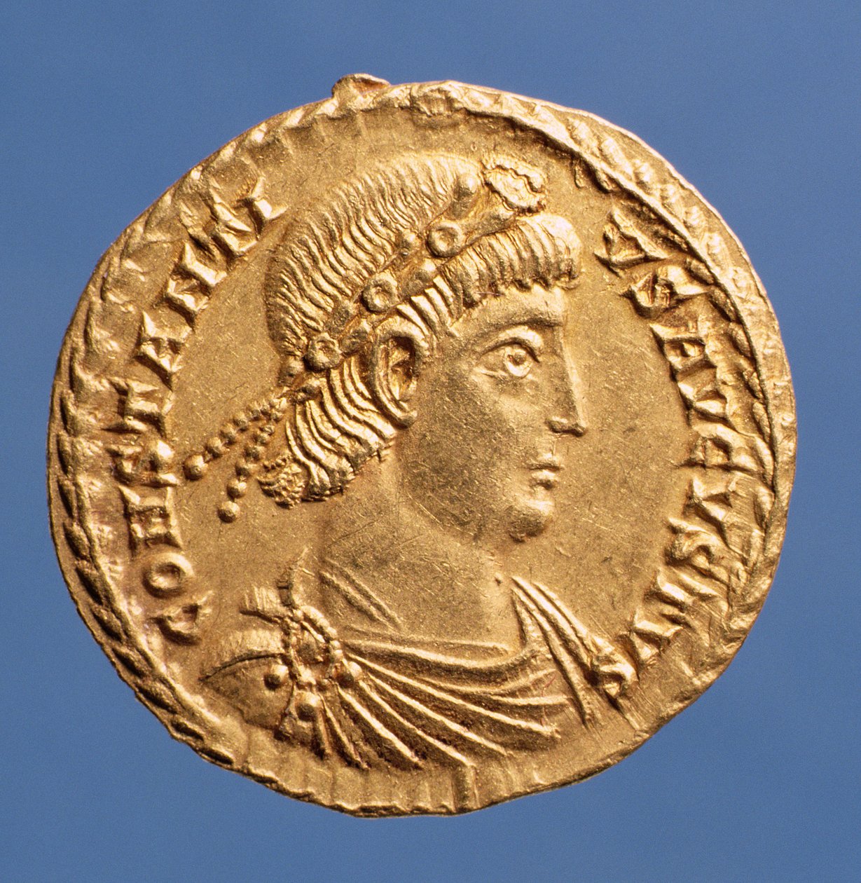 コンスタンティニウス2世（337-361）のSolidus（表側）は、宝石をつけられたdiademをかぶって、ドレープされました。碑文：CONSTANTIVS AVGVSTVS（ゴールド） 作： 小説