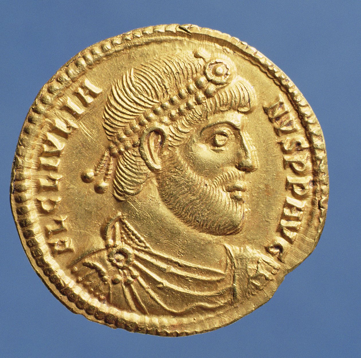 Julian the Apostate（361-363）のSolidus（表側）は、立体裁断をして、覆いをし、包帯を巻いた。碑文：FL CL IVLIANVS PP AVG（ゴールド） 作： 小説