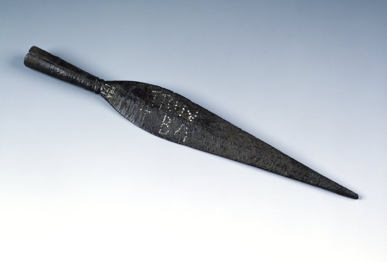 メルローズにあるニューステッドのローマ遺跡、AD 80-100（鉄）の所有権が刻印された槍頭 作： 小説