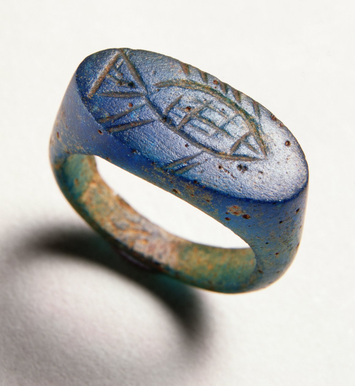 魚の刻印入り指輪（ブルーガラス） 作： ローマ時代のエジプト人