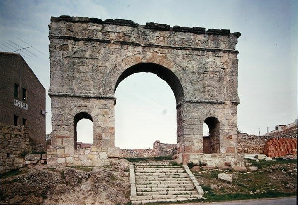 凱旋門、2～3世紀（写真 作： ローマンローマン