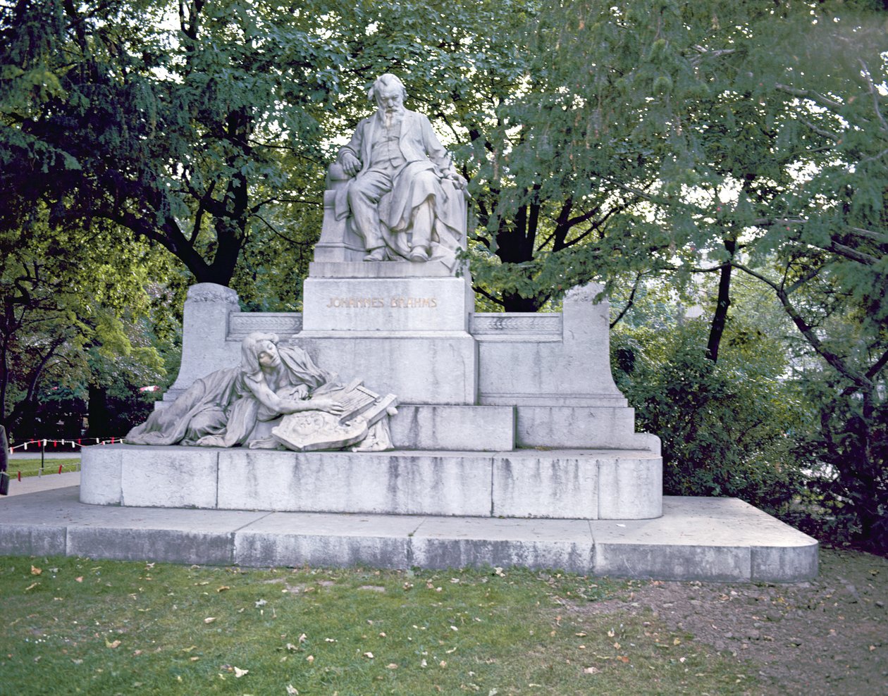 ヨハネスブラームスの記念碑（1833-97）1908（大理石） 作： ルドルフ・フォン・ヴァイヤー