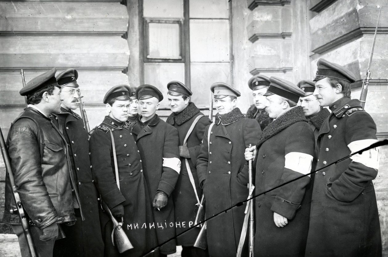 民兵として活動する学生のグループ、サンクトペテルブルク、1917 作： ロシアの写真家