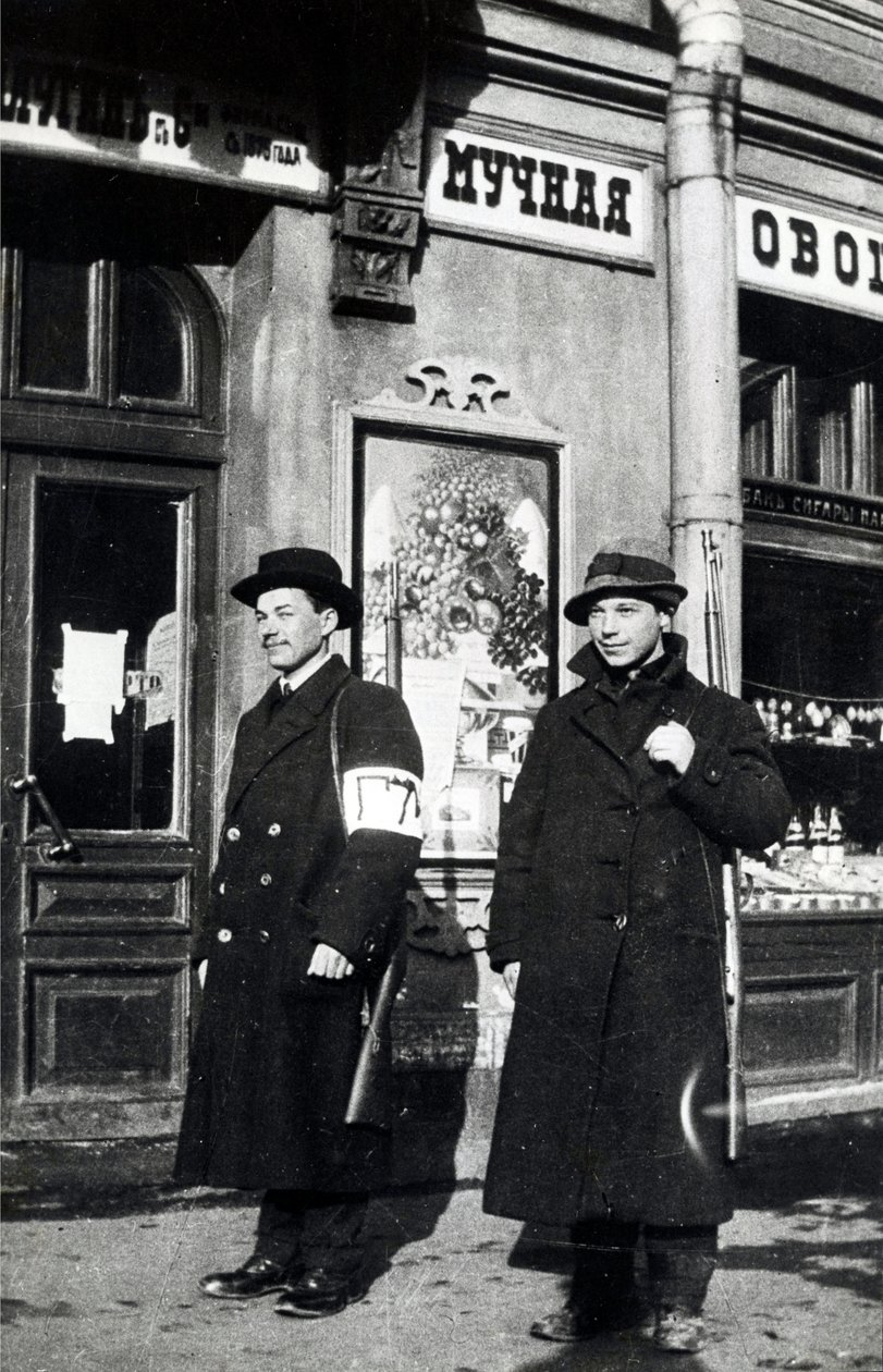 1917年のペトログラードのKamennoostrovsky Prospektの市民兵 作： ロシアの写真家