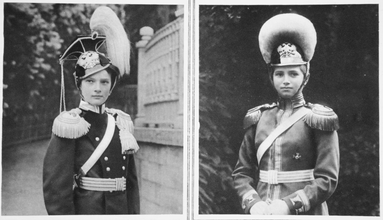 ロシアのウーランズの大佐：大公爵夫人のタチアナとロシアの馬の手榴弾兵の大佐：イラストレイテッドウォーニュース（セピア写真）の大公爵夫人 作： ロシアの写真家