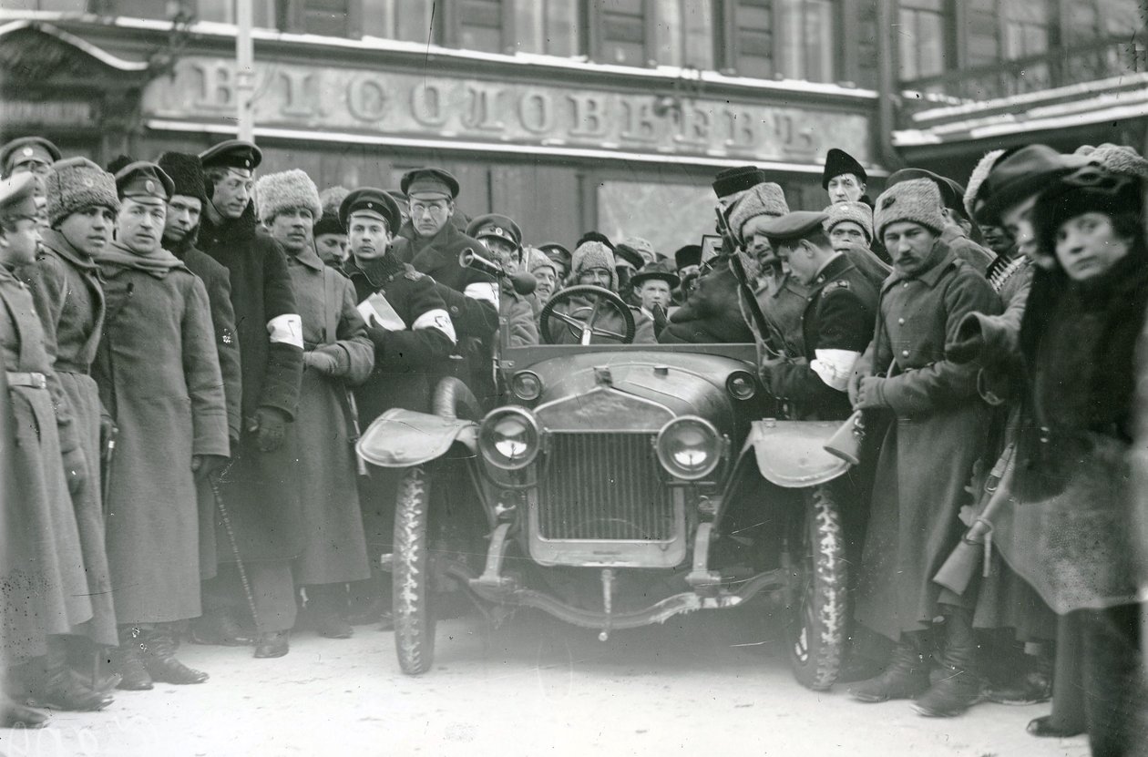 書類チェック、サンクトペテルブルク、1917年2月 作： ロシアの写真家