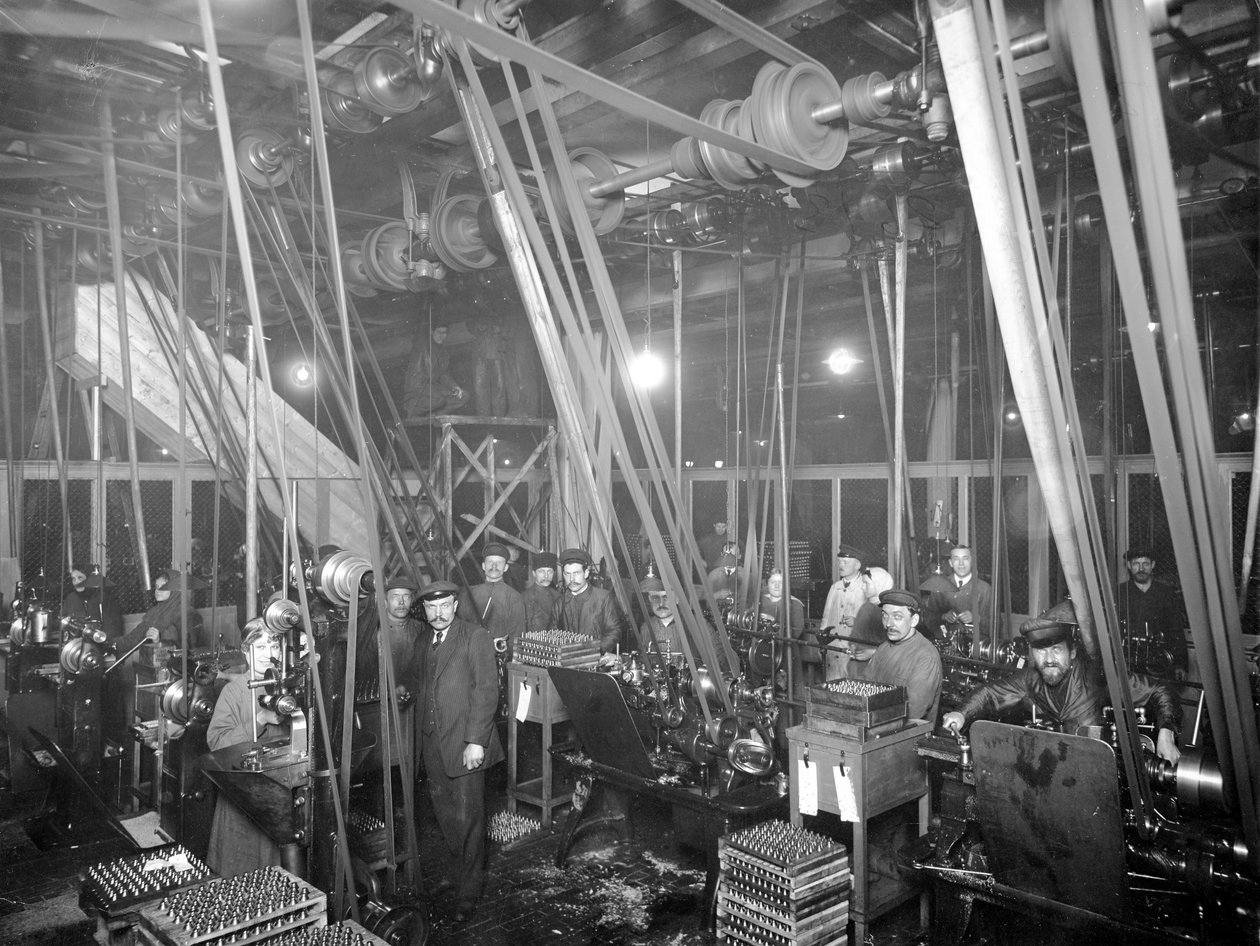 サンクトペテルブルクの工場労働者、1916年頃 作： ロシアの写真家