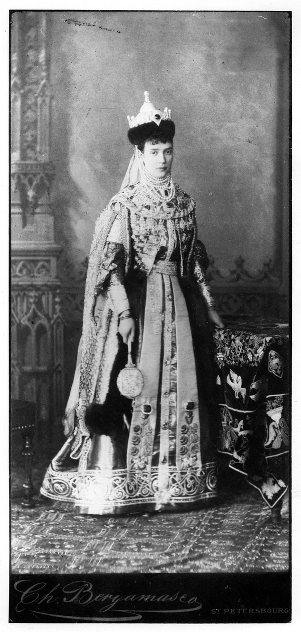 1860年代頃、ロシアの伝統的な衣装を着たマリアフェオドロフナ 作： ロシアの写真家