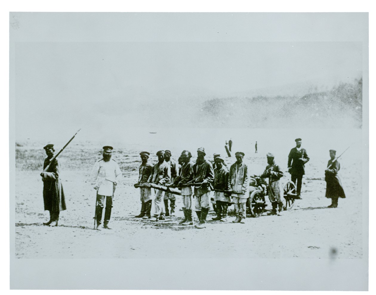 シベリアの囚人、1897年 作： ロシアの写真家