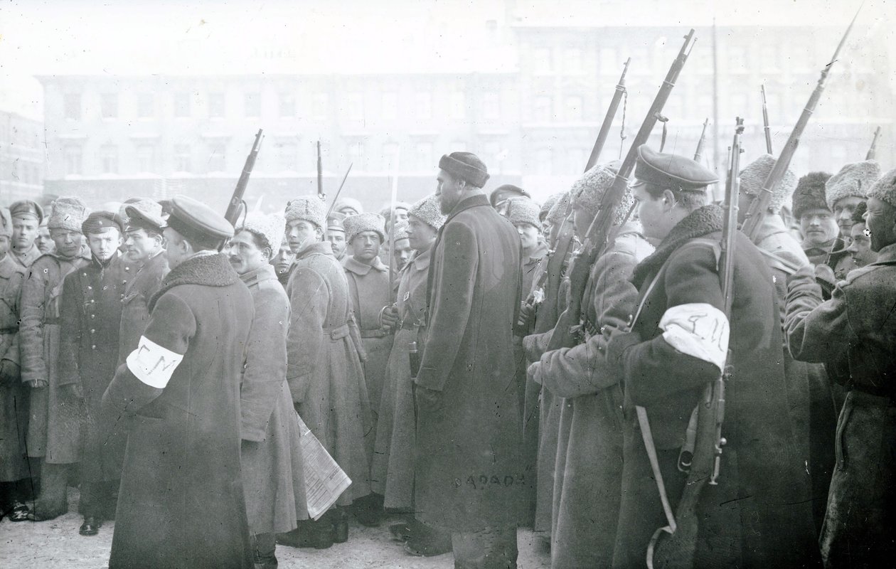 1917年2月、革命民兵が警官を逮捕 作： ロシアの写真家