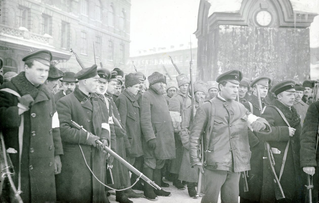 1917年2月、革命民兵が警官を逮捕 作： ロシアの写真家
