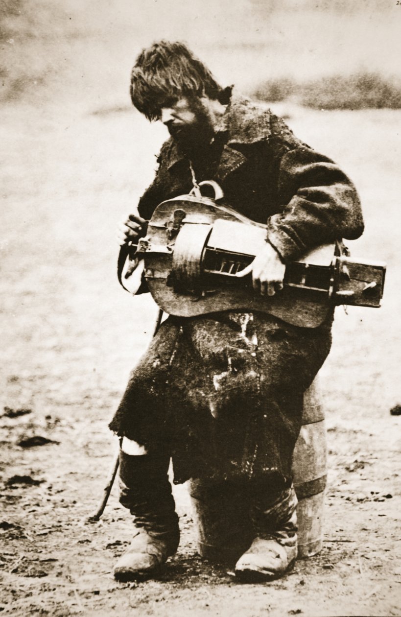 ロシアの農民がハーディガーディを演奏、1880年代頃（セピア写真） 作： ロシアの写真家