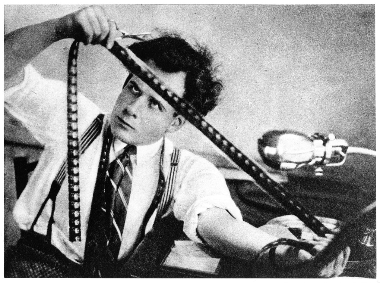 セルゲイアイゼンシュタイン（1898〜1948）1928年10月、映画を編集（1958年、モスクワで出版された映画「リフレクションズダンシネアステス」からの引用） 作： ロシアの写真家