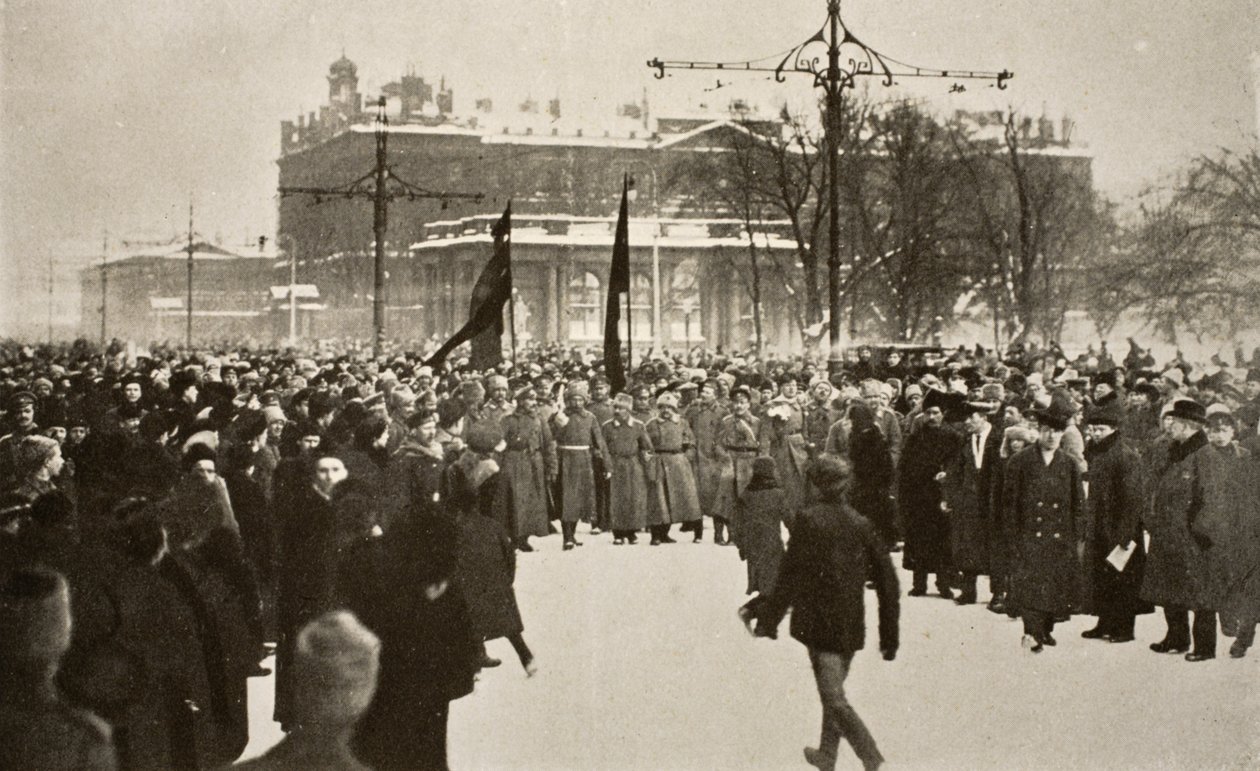 1917年3月、ネフスキープロスペクトで巨大な群衆を率いる赤い旗の兵士 作： ロシアの写真家