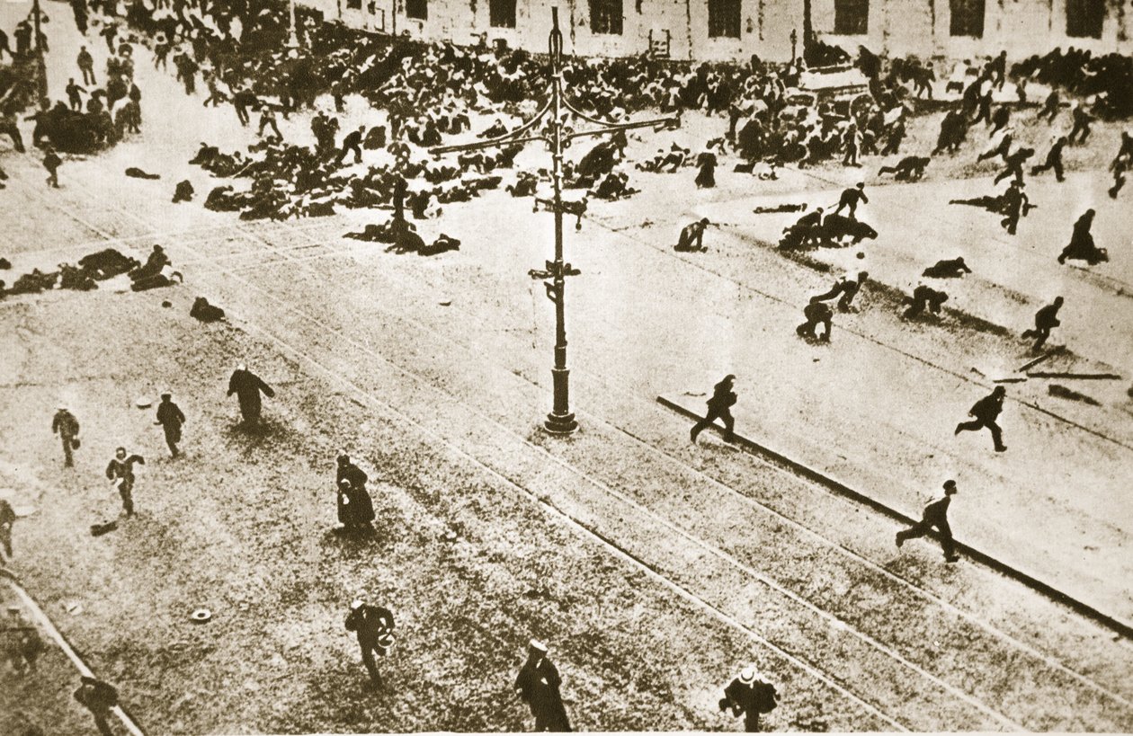 大衆は彼ら自身の運命、1917年（セピア写真）の強制的な充電を取る 作： ロシアの写真家