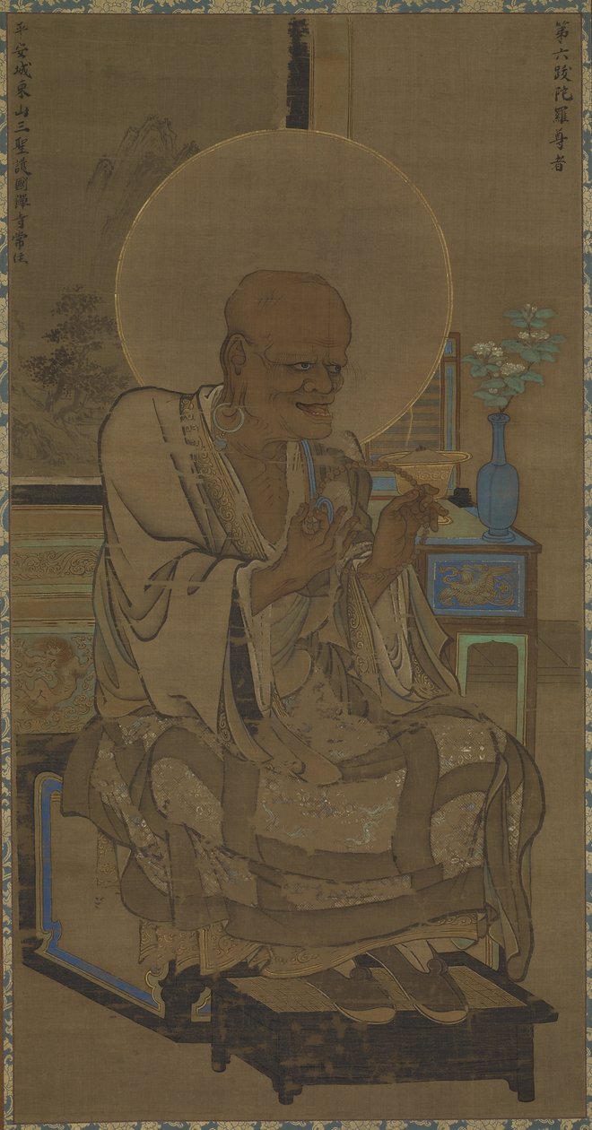 Arhat（Hattara Sonja-Bhadra）着席;テーブルの上に花瓶に咲く枝、南北町時代、14世紀半ば（絹にインクと色） 作： りょうぜん