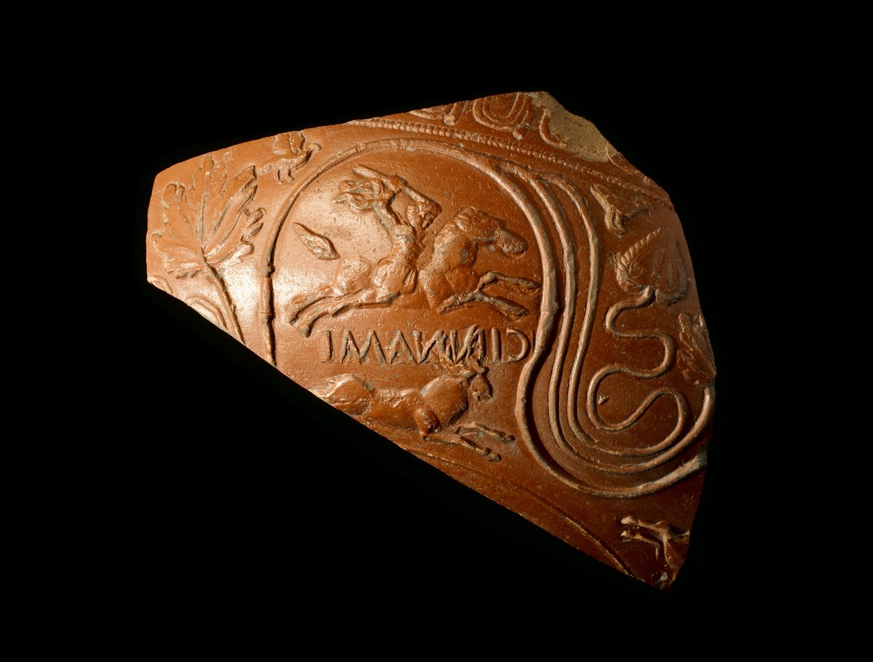 製造者Cinnamusが刻印した、クワガタを狩る男で飾られたボウルの断片。 作： サミアンサミアン