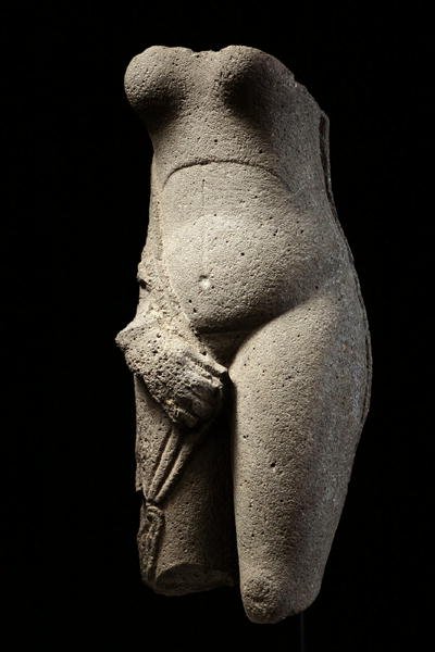 金星のトルソー（玄武岩） 作： 学校シリア