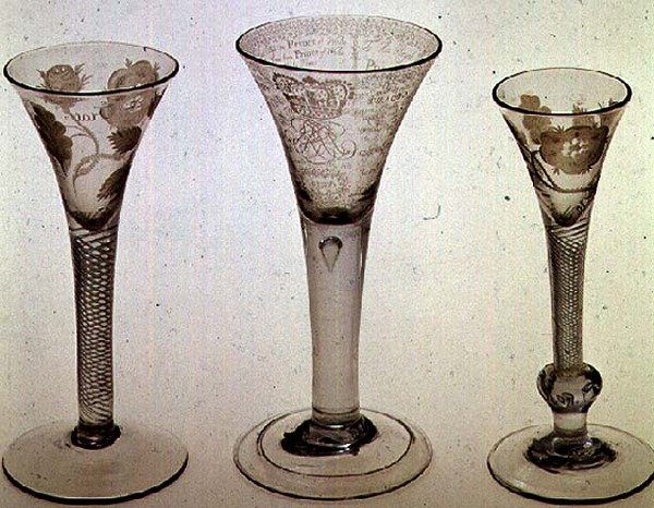 ジャコバイトガラス製品：左から右：トランペットボウル付きワイングラス、1745;アーメングラス、スコットランドのジェームズ8世、1725年。トランペットボウル付きワイングラス、1750（グラス） 作： スコットランドの学校