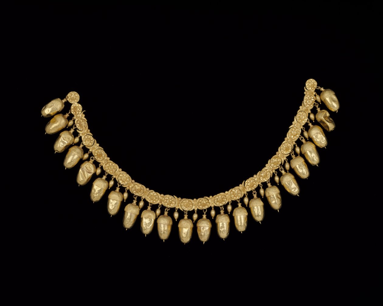 ドングリのネックレス、紀元前5世紀、クリミア半島のニンファエウムの墓IVから（金） 作： スキタイ人