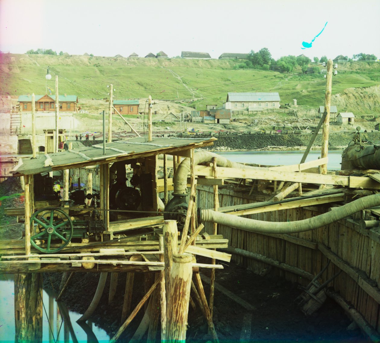1905-1915年にダムと水門の建設中に岡川のクズミンスコエで水ポンプ 作： セルゲイ・プロクディン・ゴルスキー