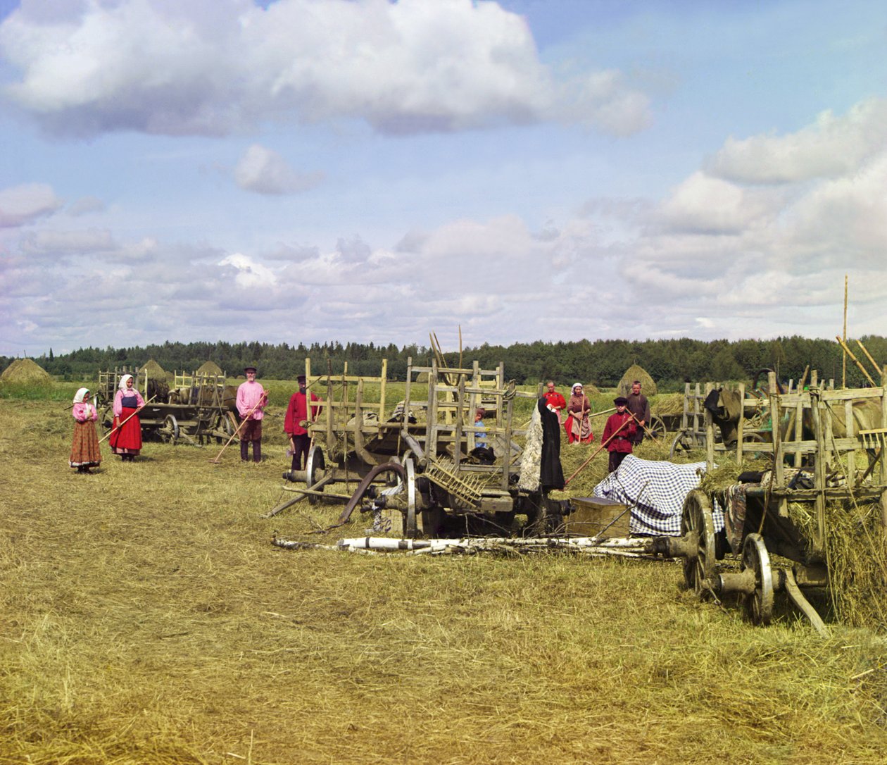 休憩時間近くに干し草を作る農民、ロシア帝国、1909 作： セルゲイ・プロクディン・ゴルスキー