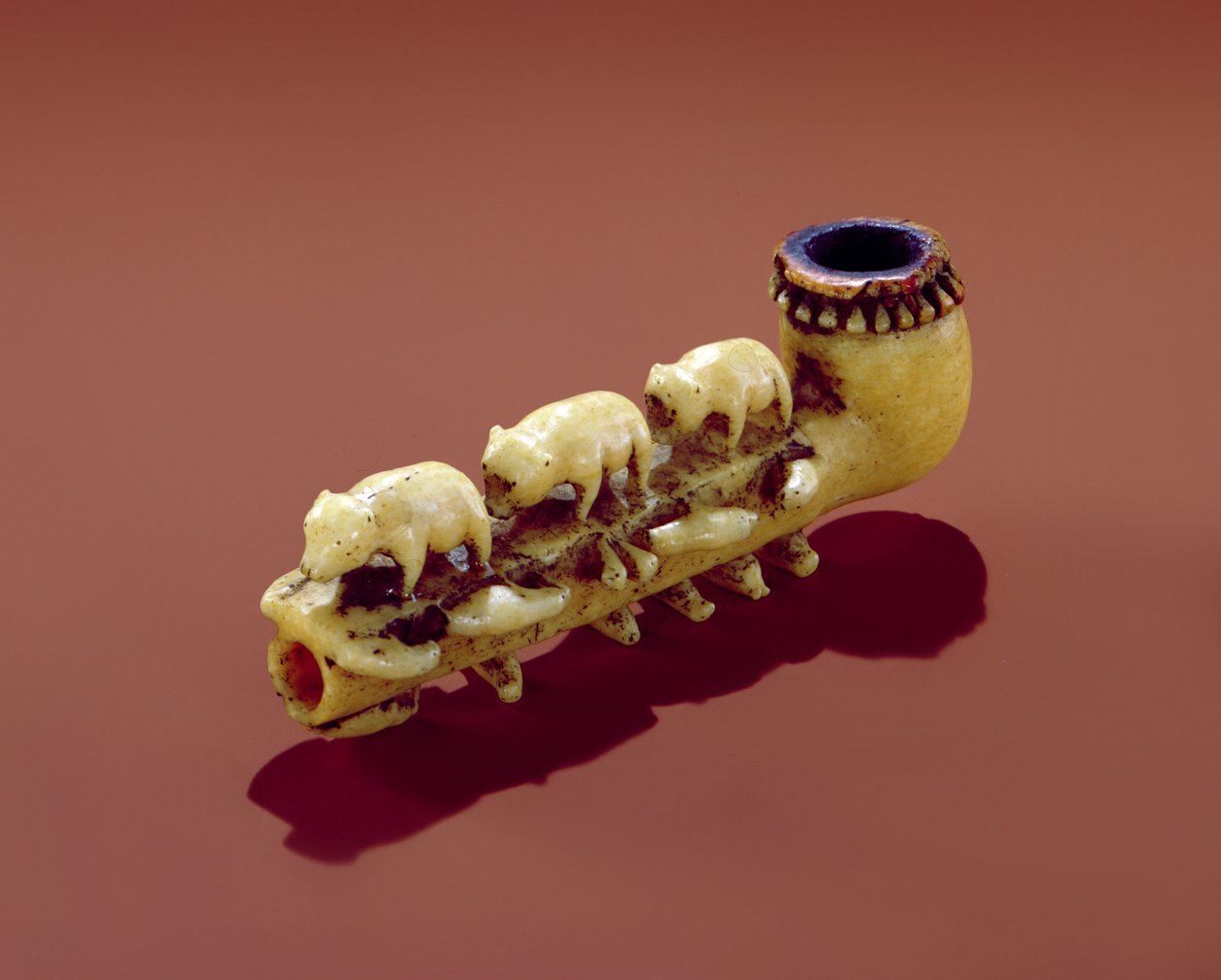 刻まれたホッキョクグマとコルバックパイプ 作： シベリアの学校