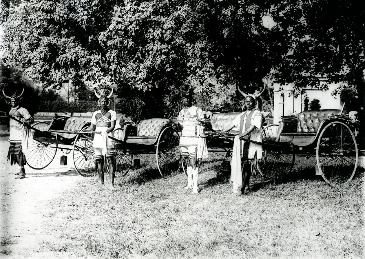 Zulu Ricksha Drivers、ダーバン、c.1897 作： 南アフリカの写真家