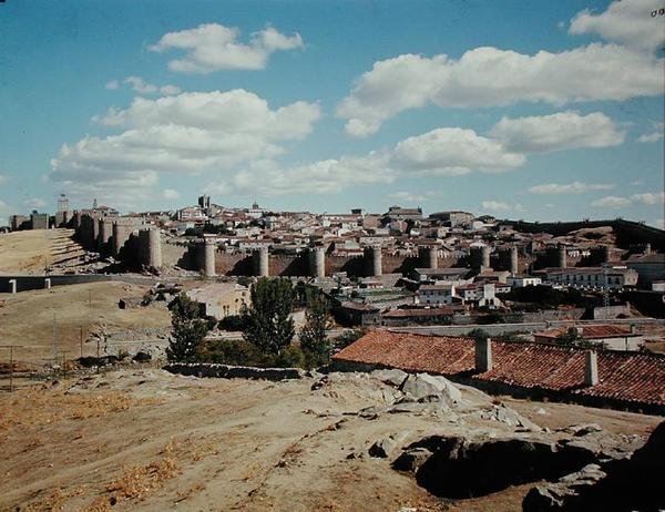 11〜12世紀の古代の城壁のパノラマビュー 作： スペイン語学校