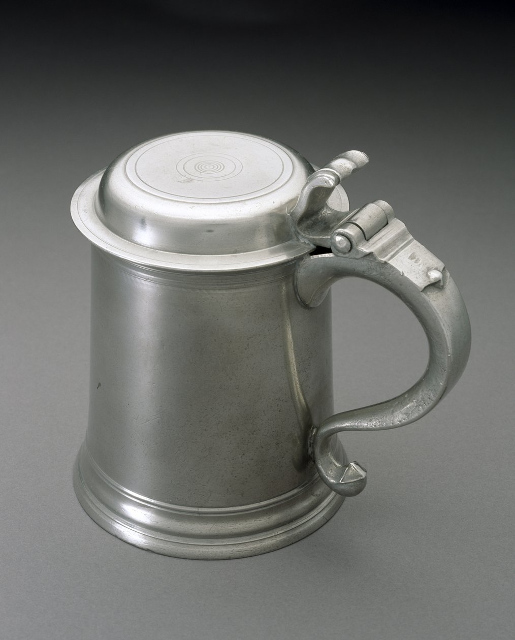 タンカード、c。 1820-1827（ピューター） 作： スペンサースタッフォード