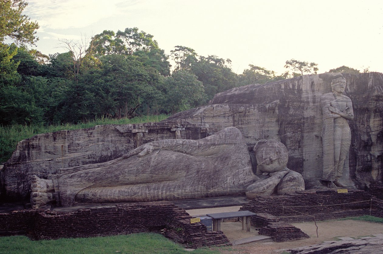 立って横になった仏、Gal Vihara（花崗岩） 作： スリランカ