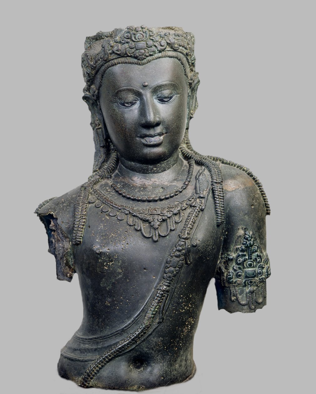 菩薩の等身大画像、タイ・チャイヤ出身、西暦775年（ブロンズ） 作： スリビヤヤ