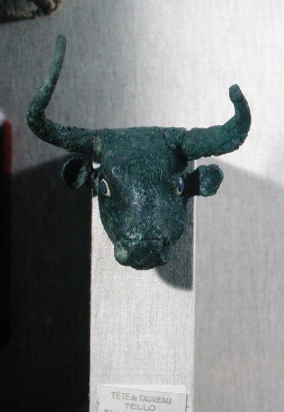 テューロ（古代ギルス）初期王朝時代、紀元前2500年から2400年（銅）（65105も参照）の家具やハープに取り付けられた、雄牛の頭、王立シュメール語の碑文 作： シュメール人