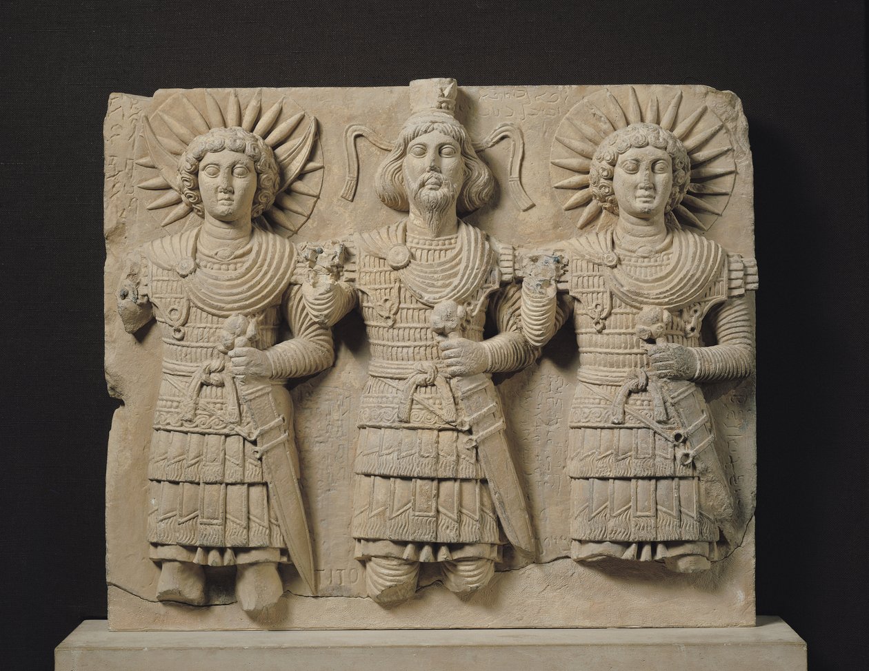 パルミラ地方のパルミレーネの神々のトライアド、西暦150年頃（石灰岩） 作： シリア人