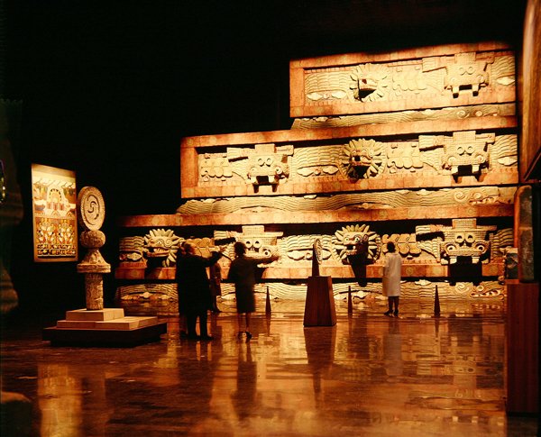 テオティワカンからのケツァルコアトル神殿の複製（塗られた石）（207570および207569も参照） 作： テオティワカン