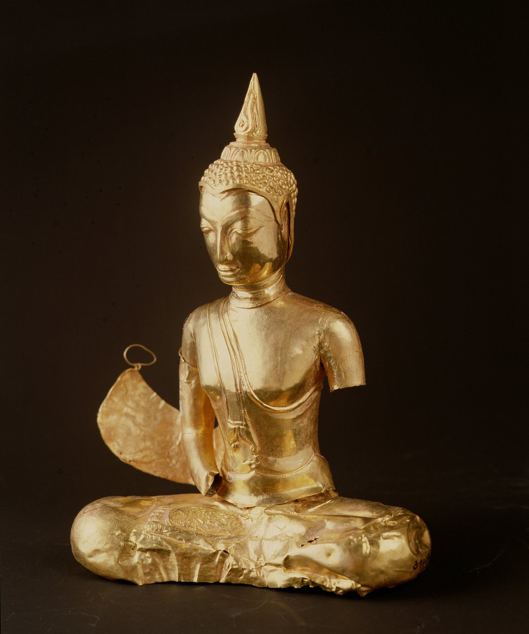 瞑想に座った仏像（腕がなくなっている）（金色） 作： タイの学校