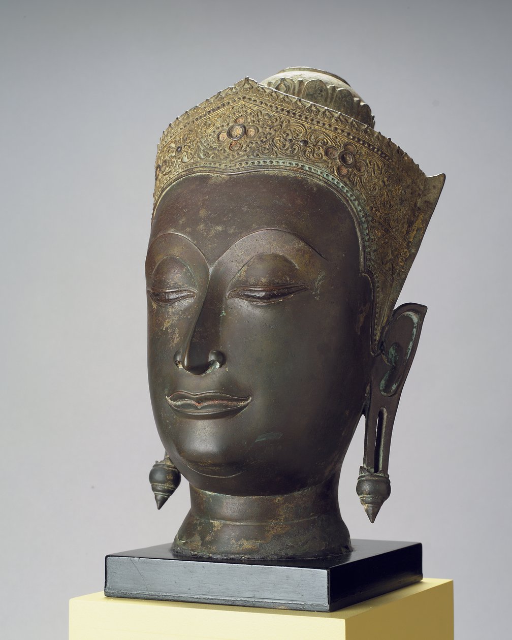飾られた仏陀の頭 作： タイの学校