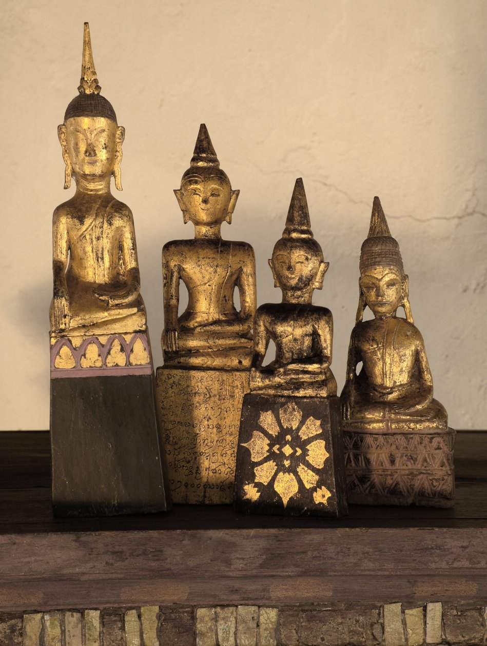 タイ北部の木造仏陀像（木） 作： タイの学校