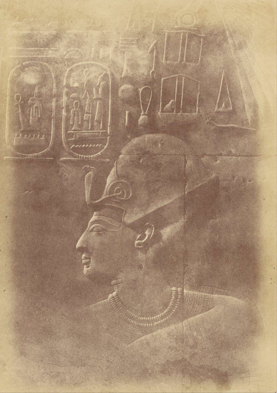ファラオの頭の彫刻のクローズアップ 作： ThéoduleDevéria