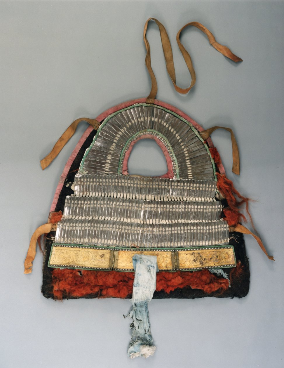 馬鎧船尾駒（鋼、革、布） 作： チベットの学校