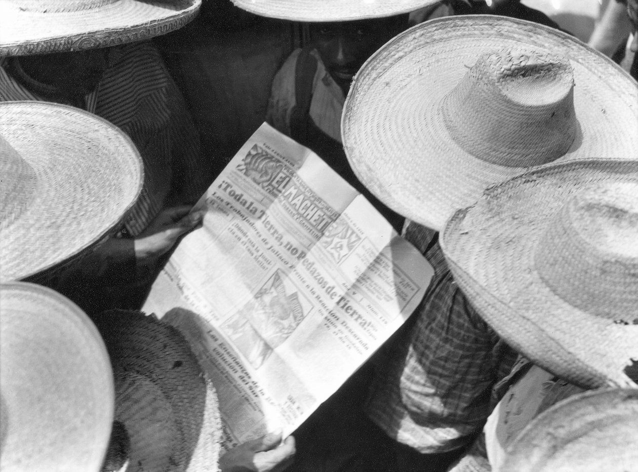 エルマチェーテを読む農民、メキシコシティ、1929 作： ティナ・モドッティ