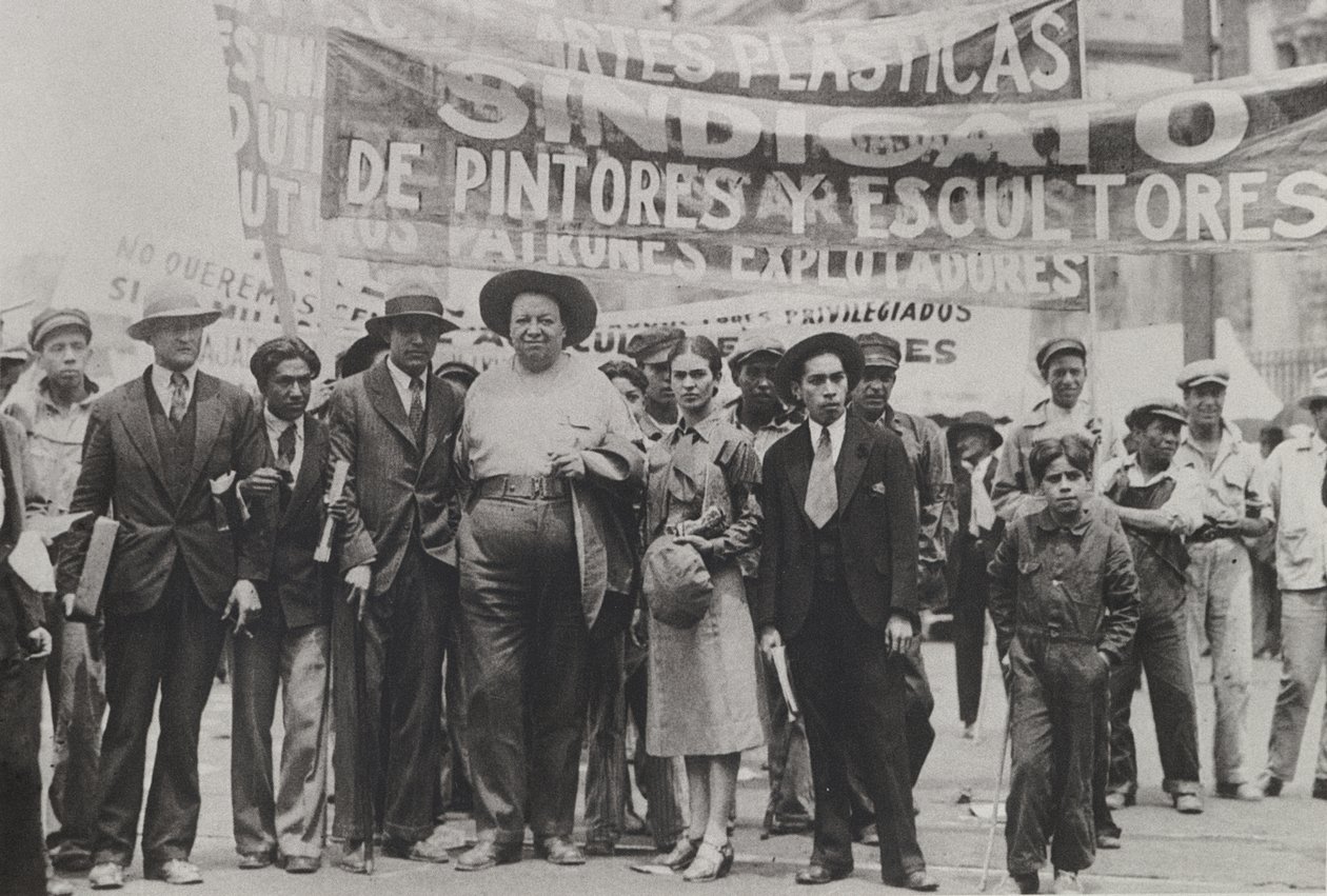 1929年5月1日、メキシコシティのメーデーパレードでのディエゴリベラとフリーダカーロ 作： ティナ・モドッティ