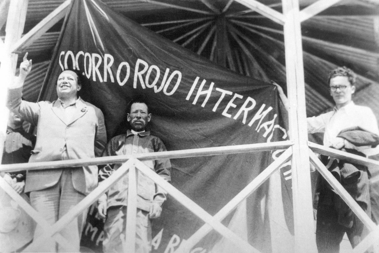 インターナショナルレッドエイド：1929年4月4日、メキシコ、ティズユカ（ヒダルゴ）、「ソコロロホインターナショナル」の集会でのディエゴリベラ 作： ティナ・モドッティ