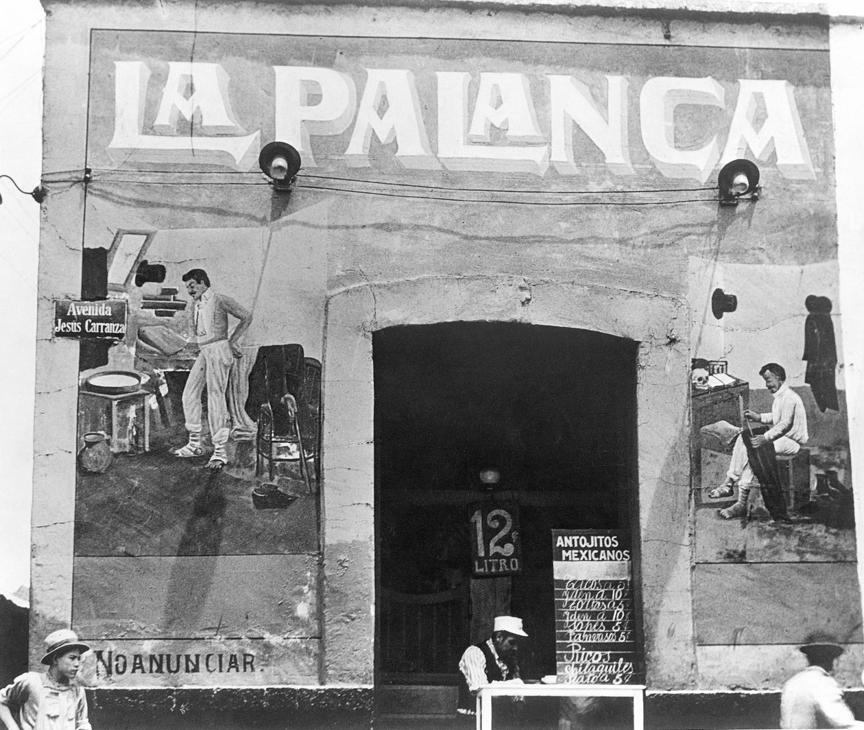 1927年頃、メキシコシティ、ラパランカ（プルケリア、イエスカランサ通り） 作： ティナ・モドッティ