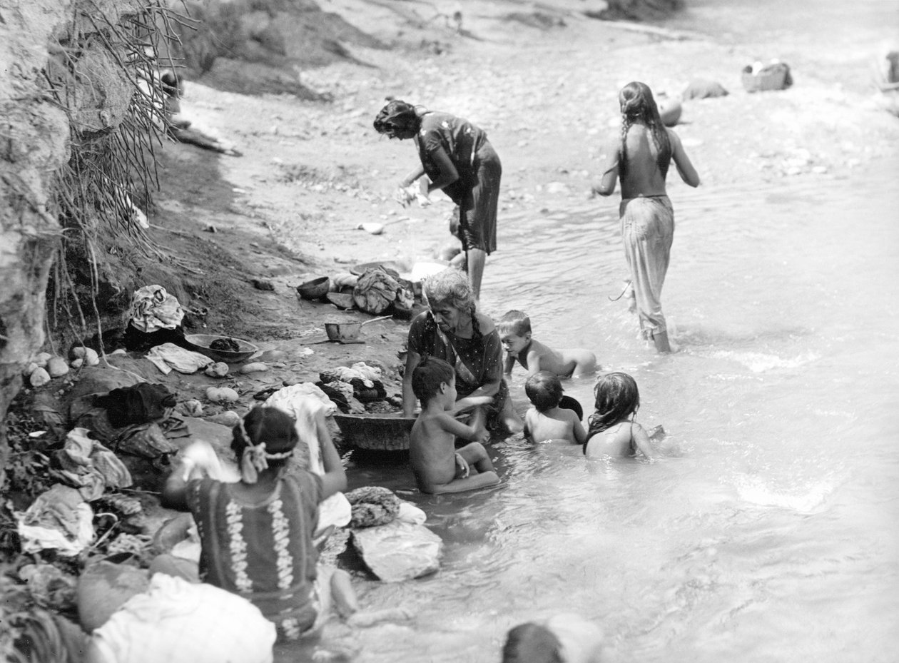 1929年、メキシコのテワンテペック近くの川での洗濯 作： ティナ・モドッティ
