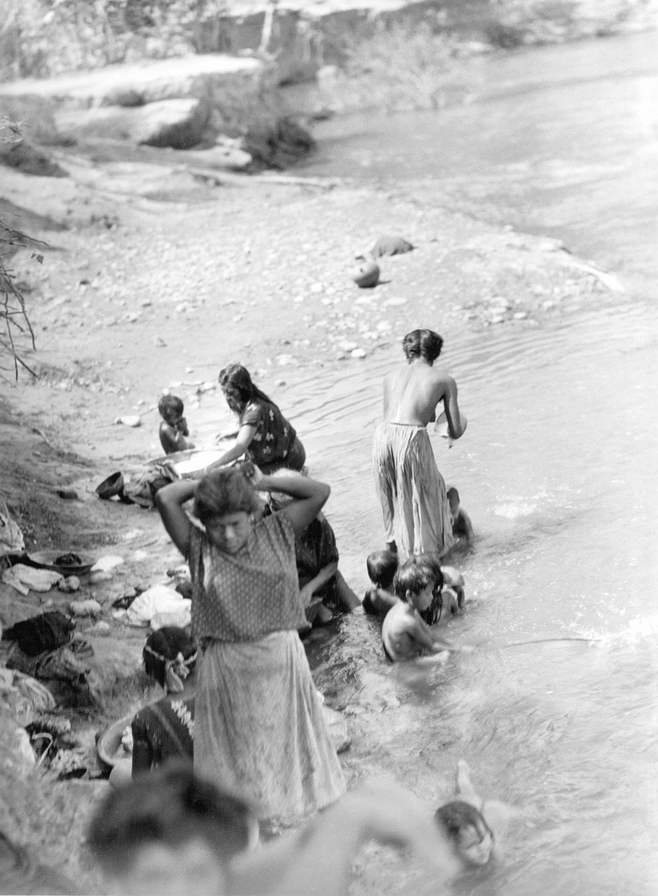 1929年、メキシコのテワンテペック近くの川での洗濯 作： ティナ・モドッティ