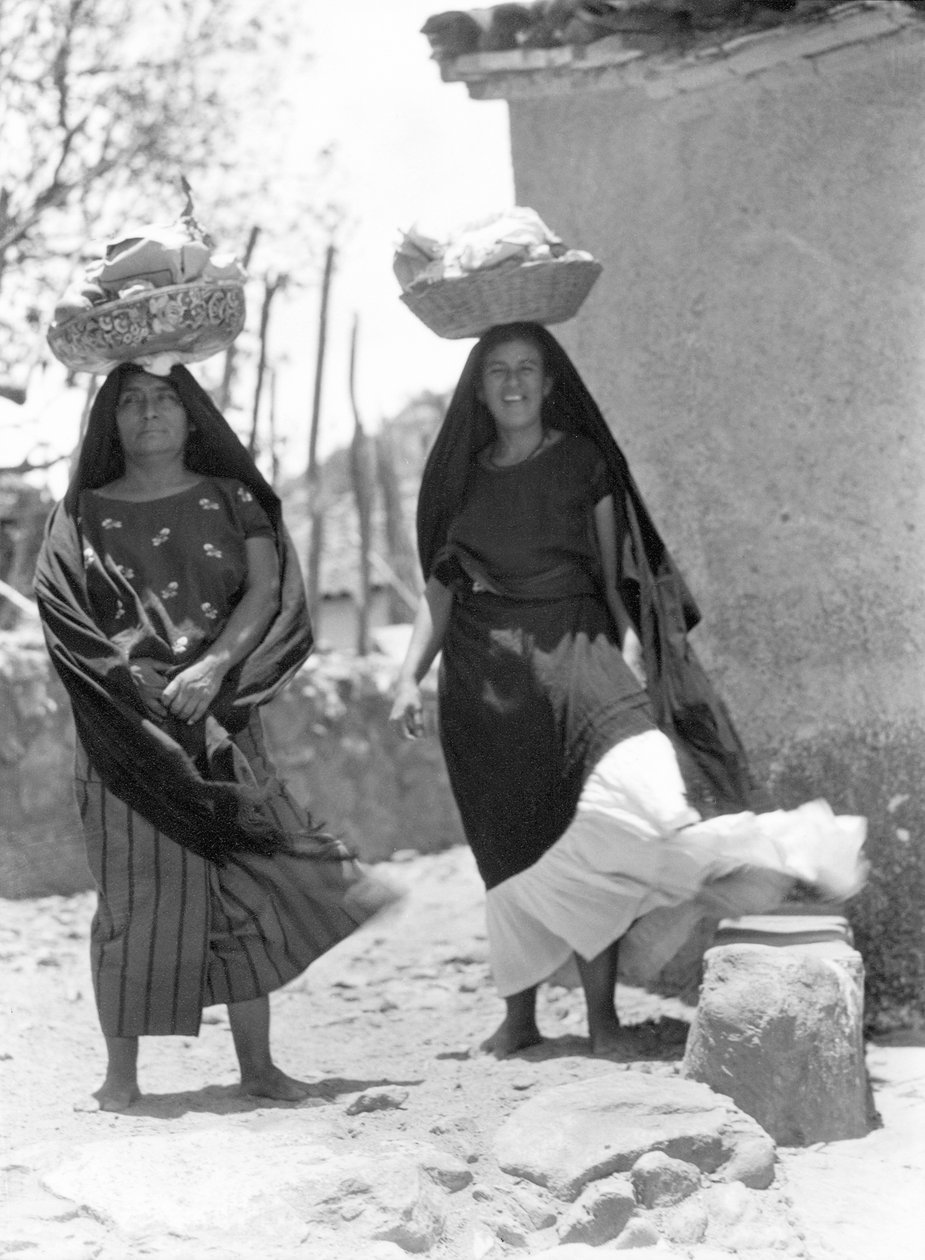 メキシコ、テワンテペックの女性、1929年 作： ティナ・モドッティ