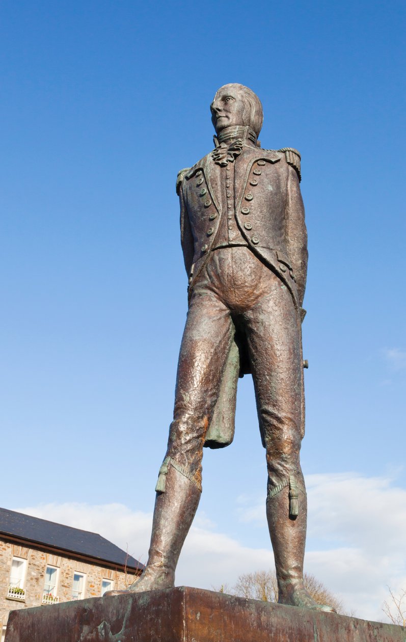 バントリー、ウェストコーク、アイルランド。 Theobald Wolfe Tone、1763-1798の像。アイルランドの革命的であり、アイルランド共和主義の父と見なされているユナイテッドアイルランド人の創設メンバー。 Jによって彫刻された像 作： 不明不明