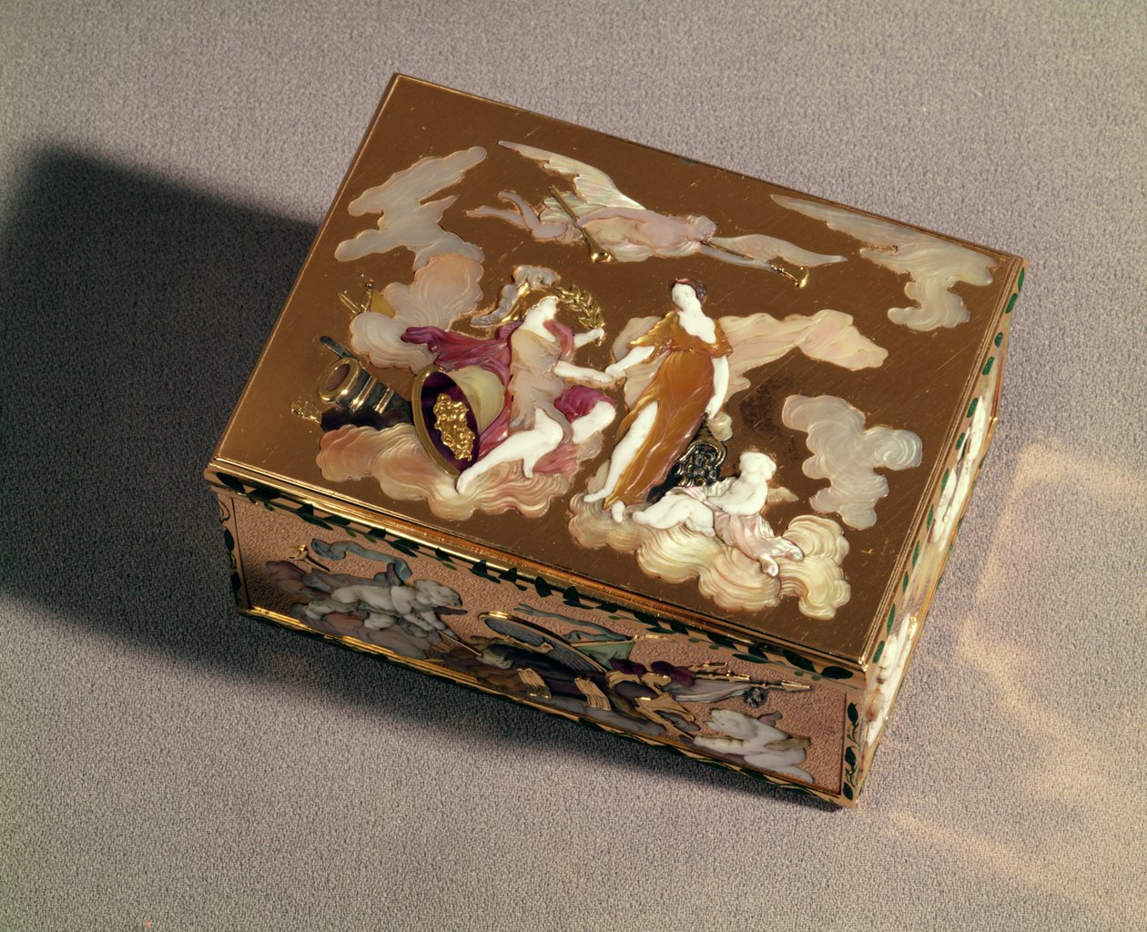 エナメルを塗った金と色のマザーオブパールのパリスボックス、1747-48年。香箱の形をした嗅ぎタバコ箱、パリ、1754年、金と真珠母貝 作： 不明不明